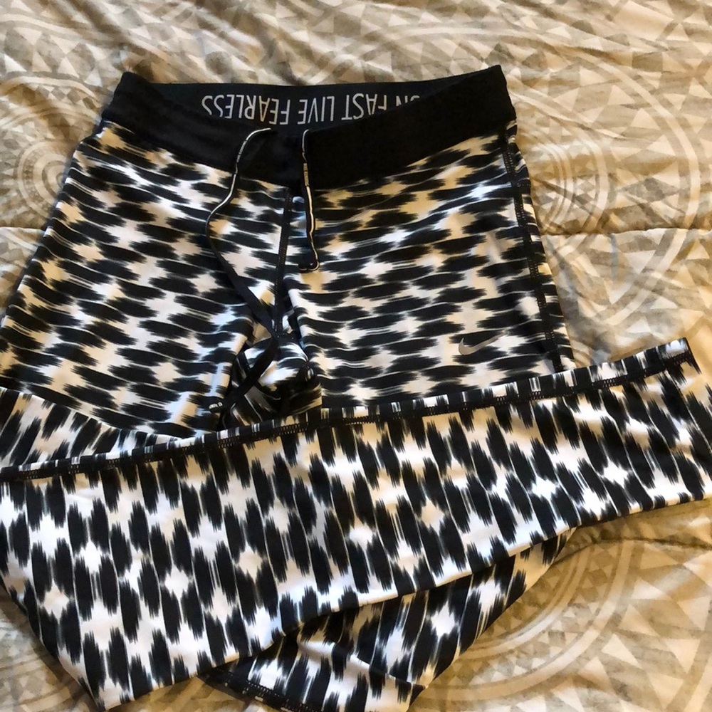 NIKE Dri-Fit Leggings/Athletic Pants